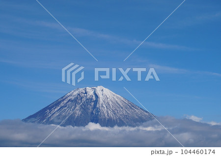 筋雲浮かぶ青空を背景に雲海から突き出した初冬の富士山 Ver2 筋雲浮かぶ青空を背景に雲海から突き出した初冬の富士山 Ver2 104460174