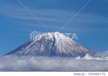 筋雲浮かぶ青空を背景に雲海から突き出した初冬の富士山 Ver4 筋雲浮かぶ青空を背景に雲海から突き出した初冬の富士山 Ver4 104460176
