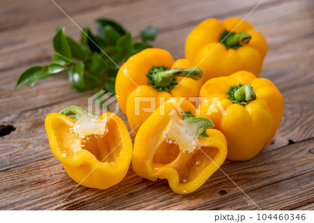 パプリカ 黄色 （ パプリカ ）古板背景 104460346