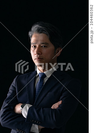 腕を組む男性 ビジネス 腕を組む男性 ビジネス 104460362