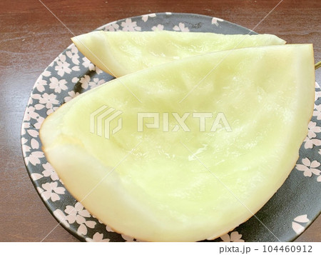 皿に置かれたカットされたメロンの皮　写真素材 104460912