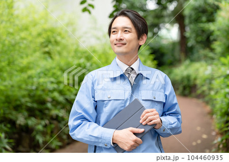 作業服の男性　新緑　公園 104460935