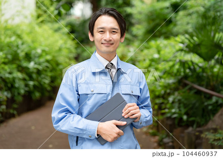 作業服の男性 新緑 公園 作業服の男性 新緑 公園 104460937