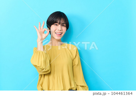 若い女性のポートレート 104461364