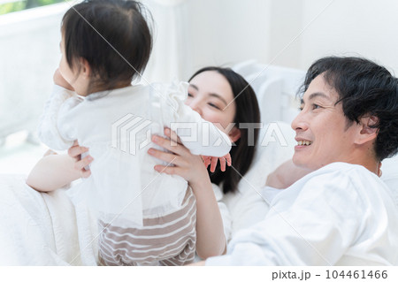 ベッドで赤ちゃんの寝かしつけをする親(家族・ファミリー・親子・睡眠) ベッドで赤ちゃんの寝かしつけをする親(家族・ファミリー・親子・睡眠) 104461466