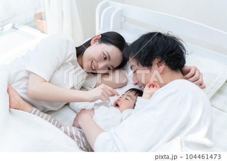 ベッドで赤ちゃんの寝かしつけをする親(家族・ファミリー・親子・睡眠) ベッドで赤ちゃんの寝かしつけをする親(家族・ファミリー・親子・睡眠) 104461473