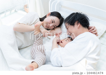 ベッドで赤ちゃんの寝かしつけをする親(家族・ファミリー・親子・睡眠) ベッドで赤ちゃんの寝かしつけをする親(家族・ファミリー・親子・睡眠) 104461474