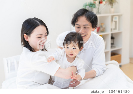 ベッドで赤ちゃんの寝かしつけをする親(家族・ファミリー・親子・睡眠) ベッドで赤ちゃんの寝かしつけをする親(家族・ファミリー・親子・睡眠) 104461480