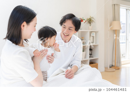 ベッドで赤ちゃんの寝かしつけをする親(家族・ファミリー・親子・睡眠) ベッドで赤ちゃんの寝かしつけをする親(家族・ファミリー・親子・睡眠) 104461481