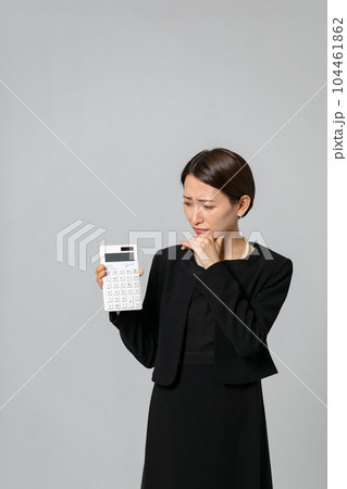 計算機を持つ女性　困る 104461862