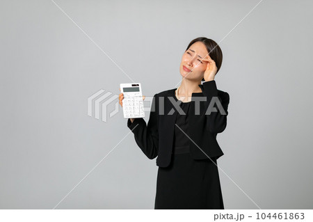 計算機を持つ女性 困る 計算機を持つ女性 困る 104461863
