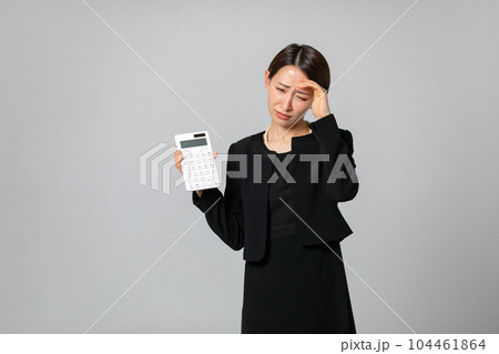 計算機を持つ女性 困る 計算機を持つ女性 困る 104461864