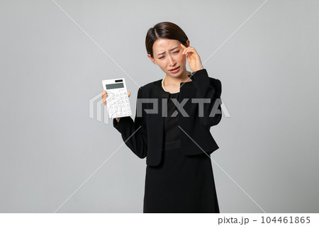 計算機を持つ女性 困る 計算機を持つ女性 困る 104461865