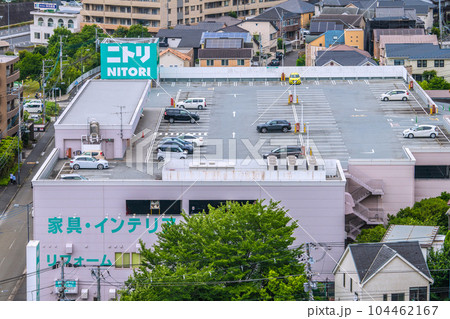 日本の横浜都市景観 新緑・港北ニュータウンのインテリア用品店などを望む 日本の横浜都市景観 新緑・港北ニュータウンのインテリア用品店などを望む 104462167