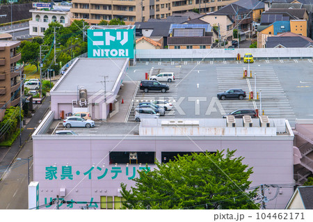 日本の横浜都市景観 新緑・港北ニュータウンのインテリア用品店などを望む 日本の横浜都市景観 新緑・港北ニュータウンのインテリア用品店などを望む 104462171
