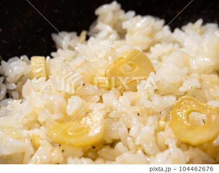 ガーリックライスをフライパンで作る調理シーン。 ガーリックライスをフライパンで作る調理シーン。 104462676