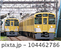 往来する西武鉄道2000系電車 104462786