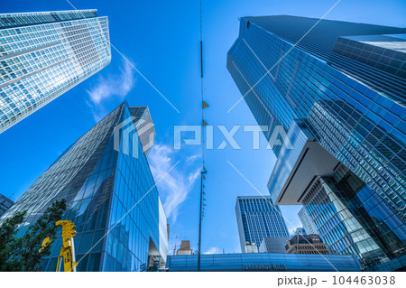 日本の東京都市景観 虎ノ門ヒルズステーションタワー（虎ノ門ヒルズ駅）や虎ノ門ヒルズなどを望む 104463038