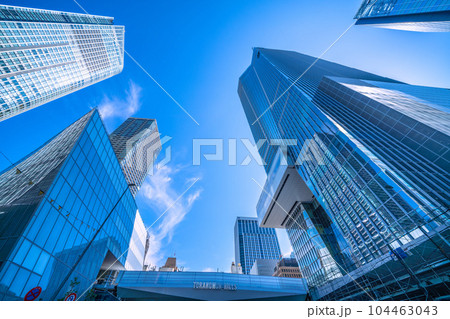 日本の東京都市景観 虎ノ門ヒルズステーションタワー（虎ノ門ヒルズ駅）や虎ノ門ヒルズなどを望む 104463043