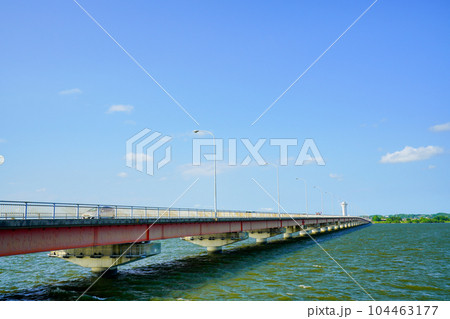 （茨城県）霞ヶ浦大橋（かすみがうら市から行方市方面） 104463177
