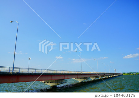 （茨城県）霞ヶ浦大橋（かすみがうら市から行方市方面） 104463178