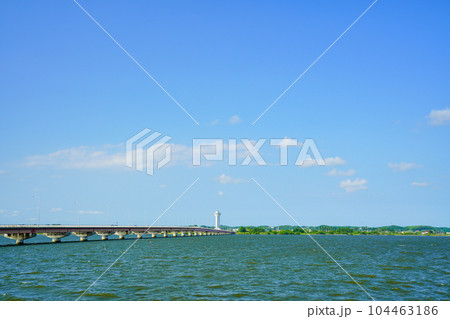 （茨城県）霞ヶ浦大橋（かすみがうら市から行方市方面） 104463186
