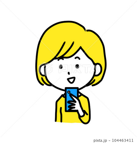 スマホを見る笑顔の女性② スマホを見る笑顔の女性② 104463411
