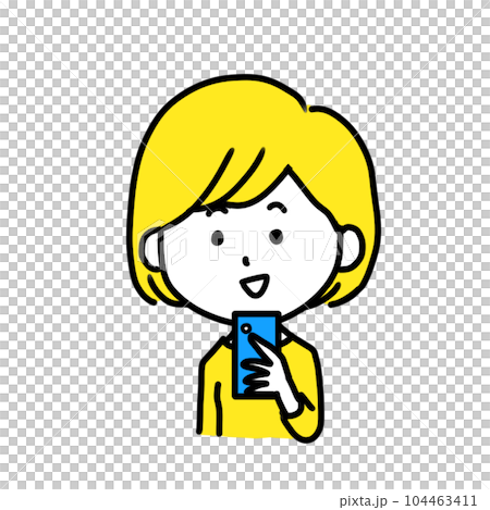 スマホを見る笑顔の女性② スマホを見る笑顔の女性② 104463411