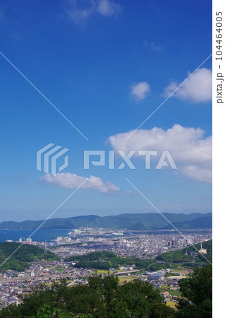香川県　青ノ山から坂出市・五色台方面を望む 104464005