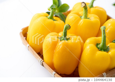 パプリカ 黄色 ( パプリカ )白背景 パプリカ 黄色 ( パプリカ )白背景 104464130