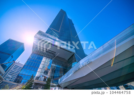 日本の東京都市景観 虎ノ門ヒルズステーションタワー（虎ノ門ヒルズ駅）などを望む 104464758
