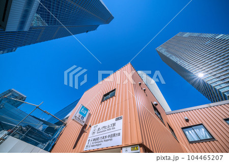 日本の東京都市景観 虎ノ門ヒルズステーションタワー（虎ノ門ヒルズ駅）や出入口A1側などを望む 104465207