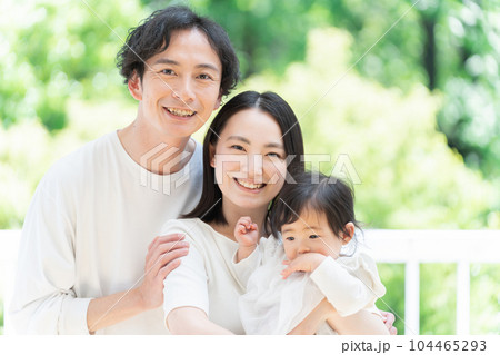 笑顔の3人家族（ファミリー・育児・子育て・赤ちゃん） 104465293