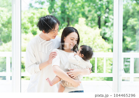 笑顔の3人家族（ファミリー・育児・子育て・赤ちゃん） 104465296