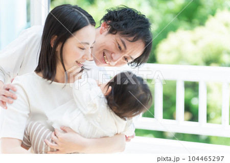 笑顔の3人家族（ファミリー・育児・子育て・赤ちゃん） 104465297