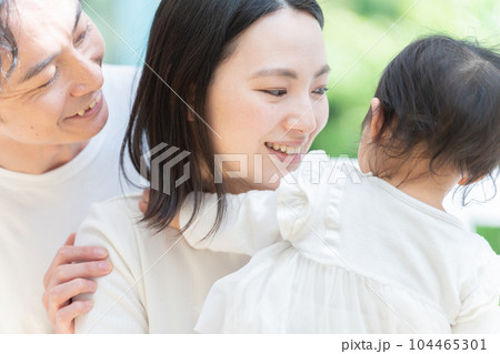 笑顔の3人家族(ファミリー・育児・子育て・赤ちゃん) 笑顔の3人家族(ファミリー・育児・子育て・赤ちゃん) 104465301