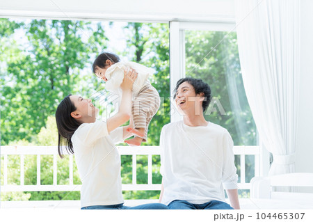 笑顔の3人家族（ファミリー・育児・子育て・赤ちゃん） 104465307
