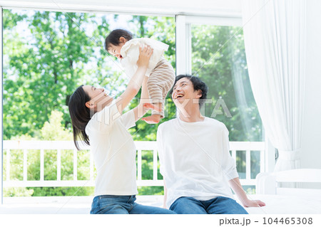 笑顔の3人家族（ファミリー・育児・子育て・赤ちゃん） 104465308