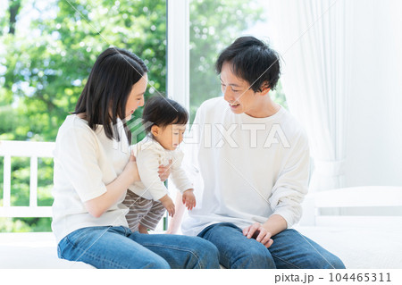 笑顔の3人家族(ファミリー・育児・子育て・赤ちゃん) 笑顔の3人家族(ファミリー・育児・子育て・赤ちゃん) 104465311