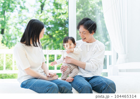 笑顔の3人家族（ファミリー・育児・子育て・赤ちゃん） 104465314