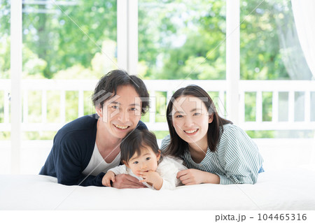 笑顔の3人家族(ファミリー・育児・子育て・赤ちゃん) 笑顔の3人家族(ファミリー・育児・子育て・赤ちゃん) 104465316