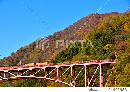 秋 黒部峡谷鉄道 新山彦橋 秋 黒部峡谷鉄道 新山彦橋 104465988