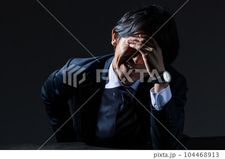 仕事でミスしたビジネスマン 104468913