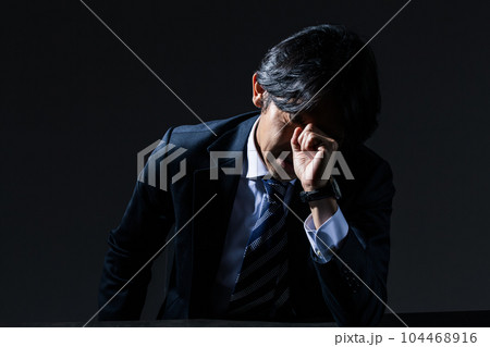 ストレスに苦しむビジネスマン 104468916