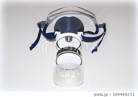 専用の吸収缶を備えた防毒マスク(イラスト風) 専用の吸収缶を備えた防毒マスク(イラスト風) 104469211
