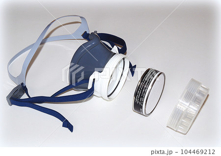 専用の吸収缶を備えた防毒マスク（イラスト風） 104469212