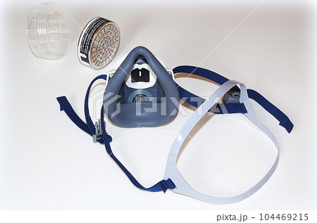 専用の吸収缶を備えた防毒マスク（イラスト風） 104469215