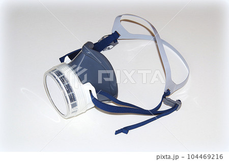 専用の吸収缶を備えた防毒マスク(イラスト風) 専用の吸収缶を備えた防毒マスク(イラスト風) 104469216