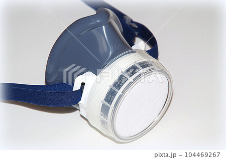 専用の吸収缶を備えた防毒マスク（イラスト風） 104469267