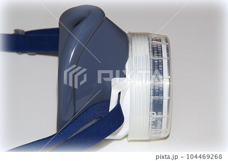 専用の吸収缶を備えた防毒マスク(イラスト風) 専用の吸収缶を備えた防毒マスク(イラスト風) 104469268